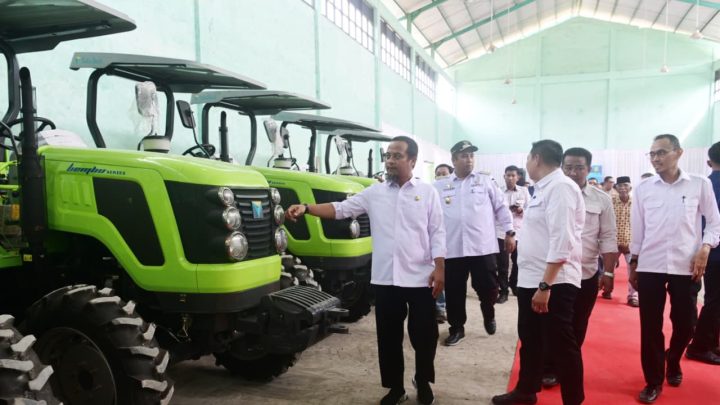 Wujudkan Swasembada Pangan, Gubernur Sulsel Salurkan Alsintan ke 812 Kelompok Tani Pemprov Sulsel