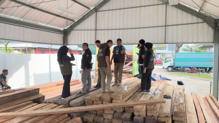 Ditjen Gakkumhut Gagalkan Pengangkutan Kayu Tanpa Dokumen Sah di Pelabuhan Makassar Ditjen gakkumhut