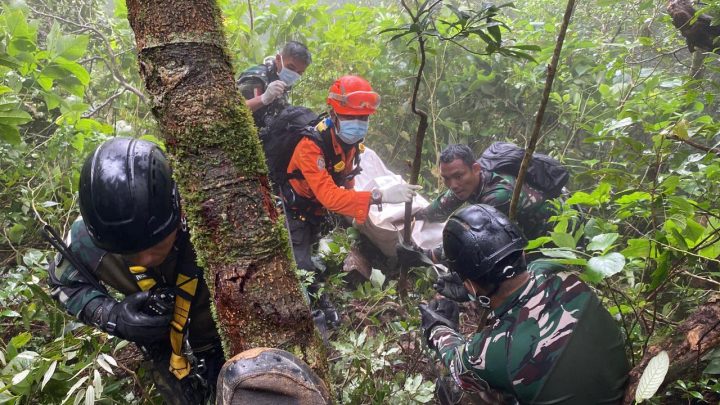 Evakuasi Dramatis Korban Pesawat ATR 42-500 di Medan Ekstrem korban pesawat ditemukan