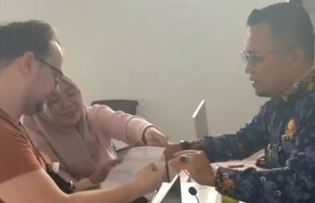Disdukcapil Jeneponto, Ketika Cinta Berjodoh, Beda Negara Tak Menjadi Penghalang