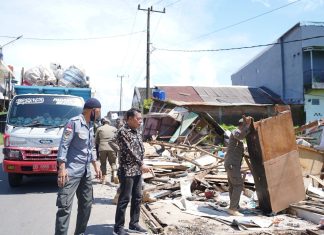 Pemkot Makassar Tertibkan Lapak Liar di Depan Asrama Haji, Atasi Kemacetan Musiman