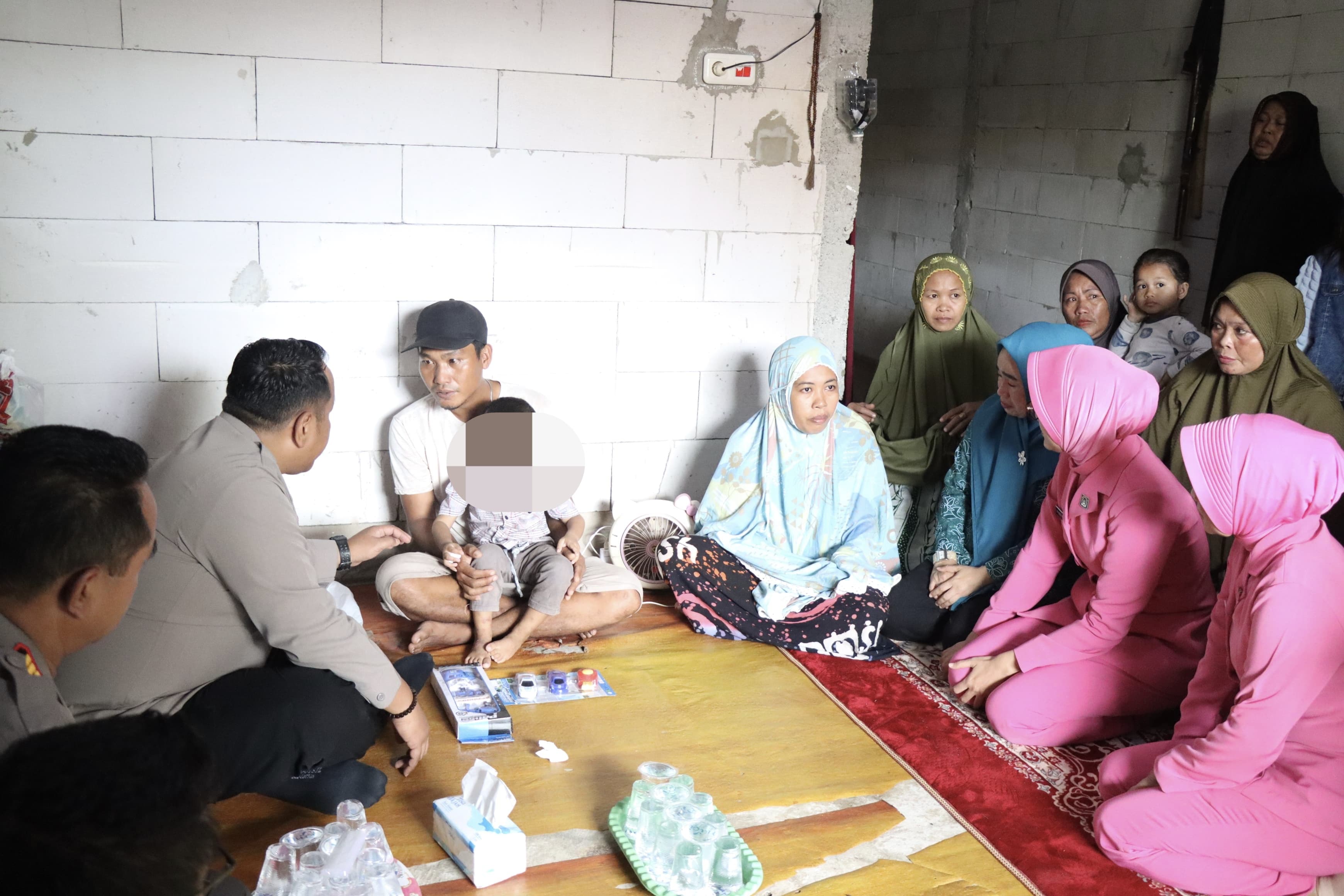 Penuh Haru, Ketua Bhayangkari dan Kapolres Jeneponto Sambangi Balita Penderita Tumor Mata