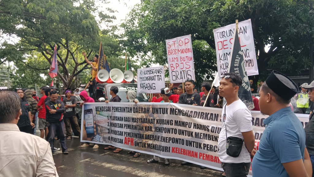 Ratusan Pemuda Gelar Aksi di Kantor Bupati Jeneponto, Protes Penonaktifan KIS Akibat Sistem DESIL