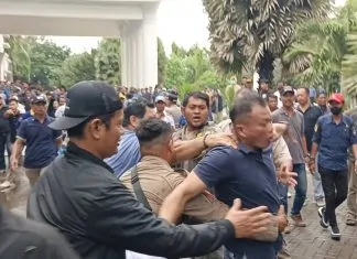 KIS Warga Miskin Yang Dinonaktifkan Diperjuangkan, Ketua KT Jeneponto Pasang Badan Hadapi Pengunjuk Rasa