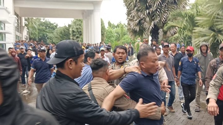 KIS Warga Miskin Yang Dinonaktifkan Diperjuangkan, Ketua KT Jeneponto Pasang Badan Hadapi Pengunjuk Rasa