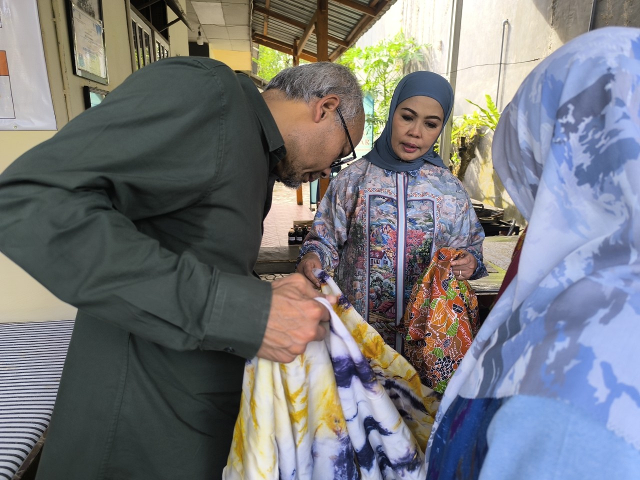 Ketua Dekranasda Bulukumba Dampingi Kepala Perwakilan BI Sulsel Kunjungi Rumah Produksi Batik Mawar