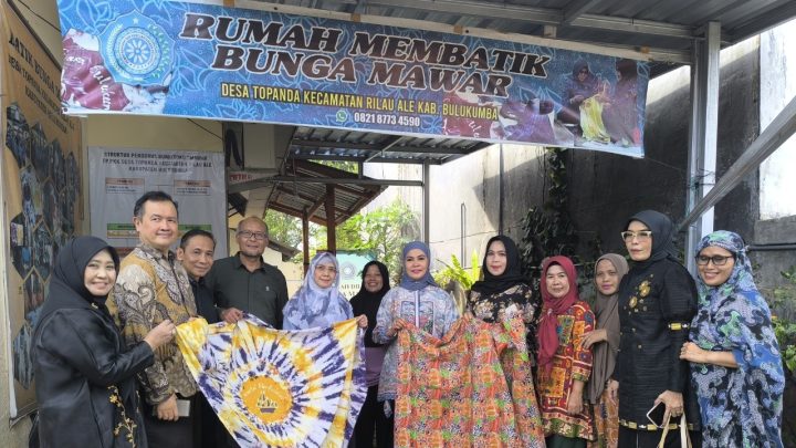 Ketua Dekranasda Bulukumba Dampingi Kepala Perwakilan BI Sulsel Kunjungi Rumah Produksi Batik Mawar Dekranasda Bulukumba