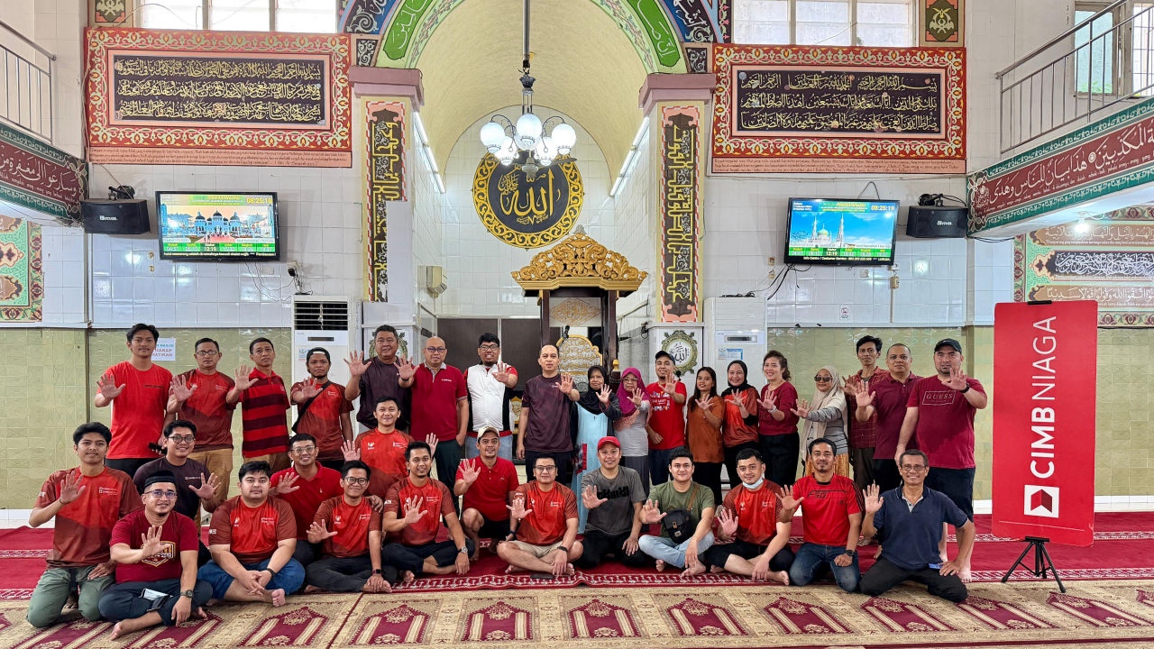 Sambut Ramadhan 2026, Karyawan CIMB Niaga Makassar Gelar Aksi Bersih-Bersih Masjid