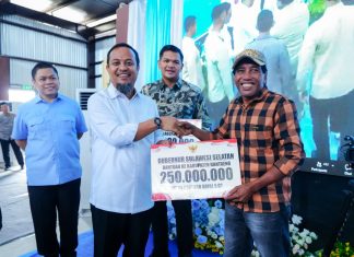 Gubernur Sulsel Serahkan Bantuan Bibit, Green House hingga Kapal Nelayan untuk Warga Bantaeng