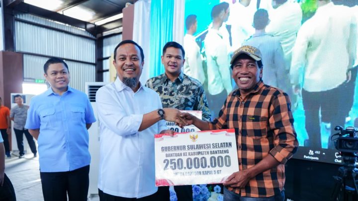 Gubernur Sulsel Serahkan Bantuan Bibit, Green House hingga Kapal Nelayan untuk Warga Bantaeng Gubernur Sulsel