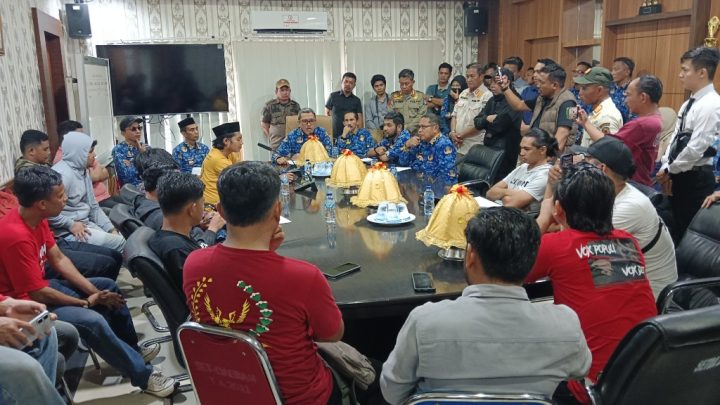 Temui Perwakilan Aksi BPJS, Bupati Jeneponto Sampaikan Solusi Penanganan KIS Warga yang Nonaktif Temui Perwakilan