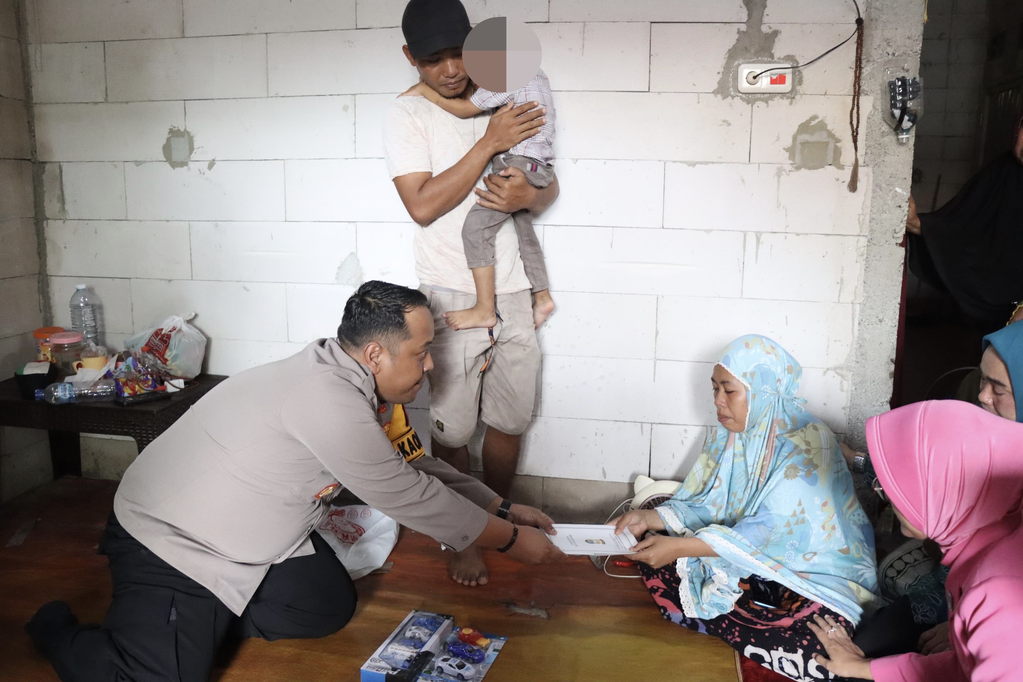 Penuh Haru, Ketua Bhayangkari dan Kapolres Jeneponto Sambangi Balita Penderita Tumor Mata