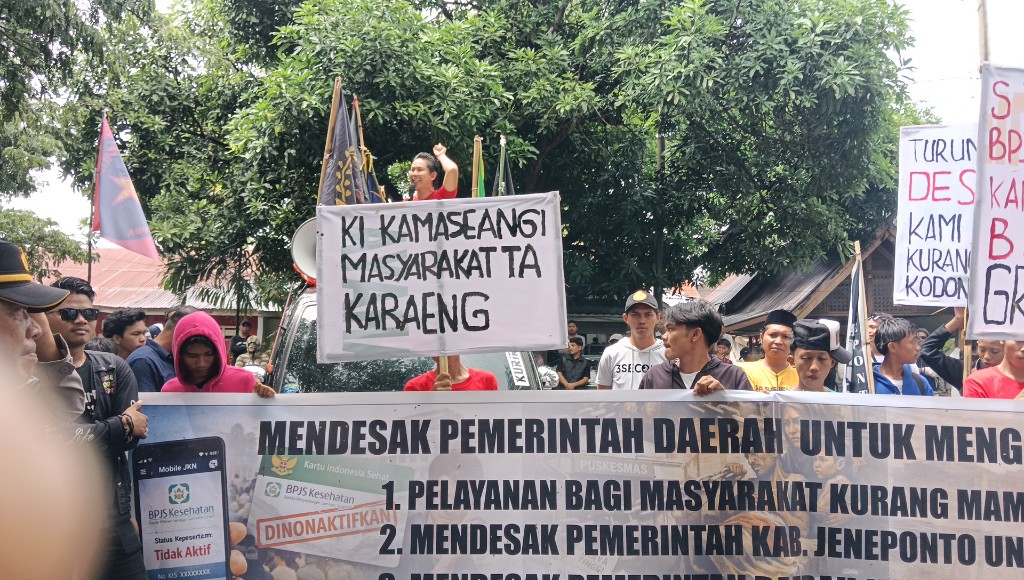 Ratusan Pemuda Gelar Aksi di Kantor Bupati Jeneponto, Protes Penonaktifan KIS Akibat Sistem DESIL