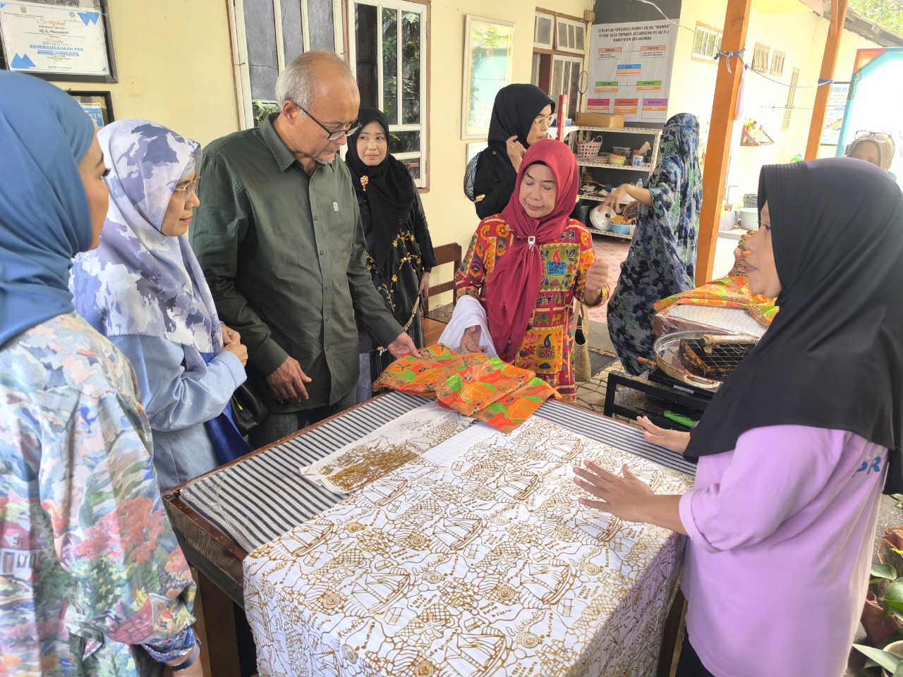 Ketua Dekranasda Bulukumba Dampingi Kepala Perwakilan BI Sulsel Kunjungi Rumah Produksi Batik Mawar