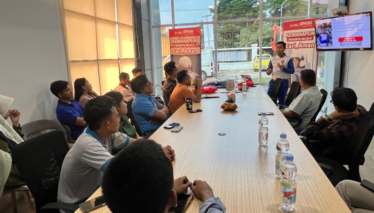 Tingkatkan Keselamatan Berkendara, Asmo Sulsel Bekali Safety Riding Karyawan Traknus Makassar