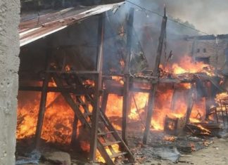 Diduga Korsleting Listrik, Dua Rumah Warga di Tarowang Jeneponto Ludes Terbakar