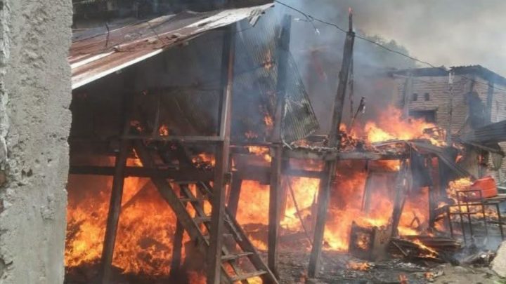 Diduga Korsleting Listrik, Dua Rumah Warga di Tarowang Jeneponto Ludes Terbakar Diduga Korsleting