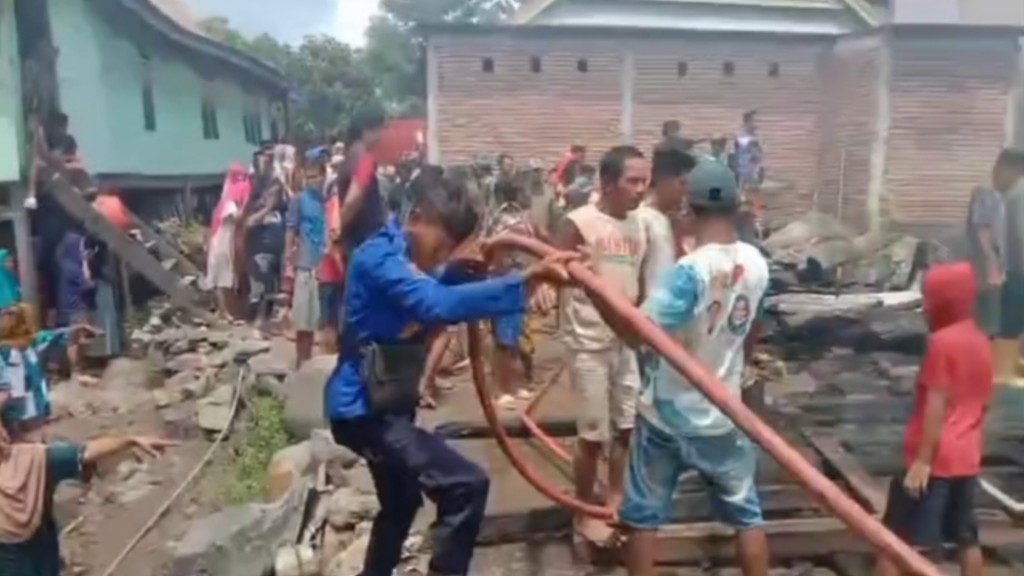 Diduga Korsleting Listrik, Dua Rumah Warga di Tarowang Jeneponto Ludes Terbakar