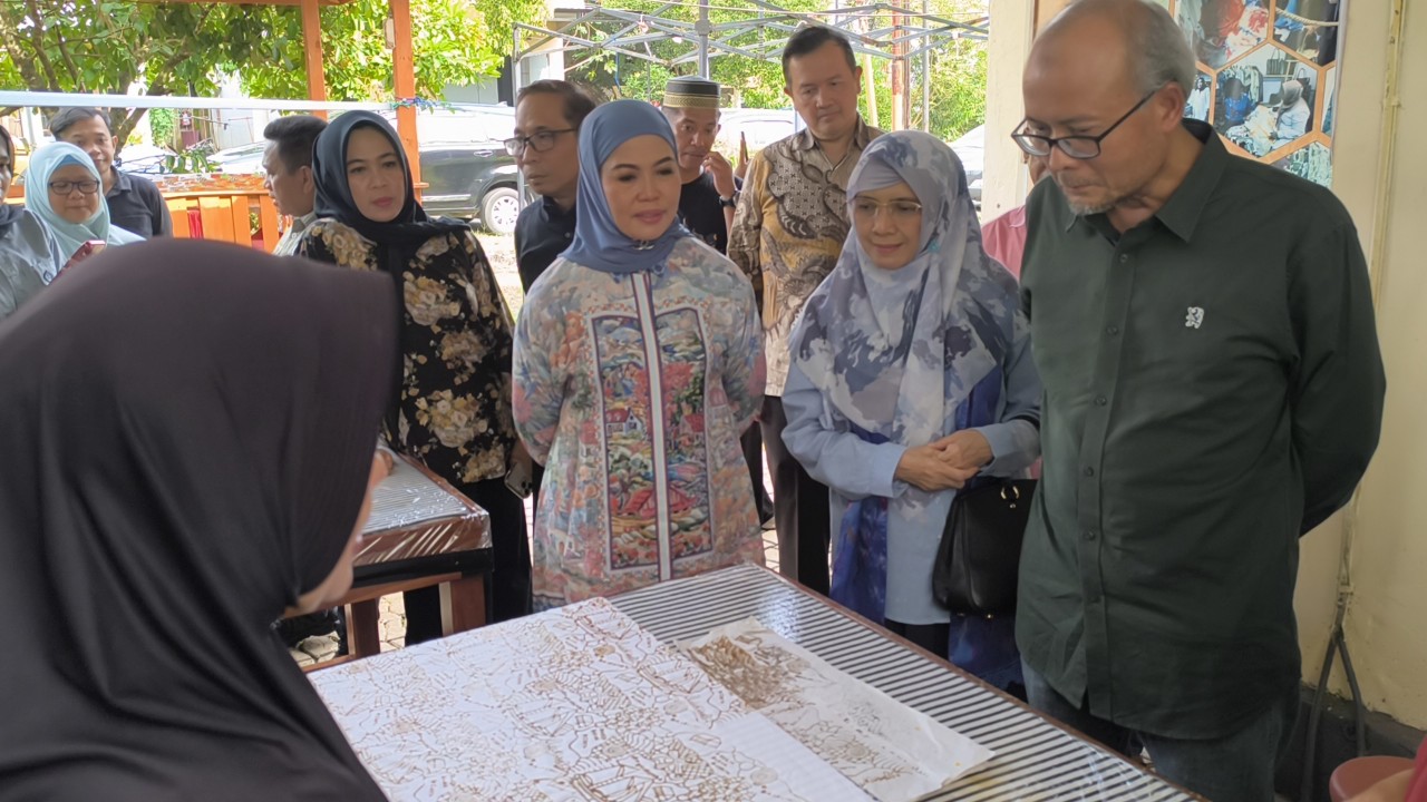 Ketua Dekranasda Bulukumba Dampingi Kepala Perwakilan BI Sulsel Kunjungi Rumah Produksi Batik Mawar