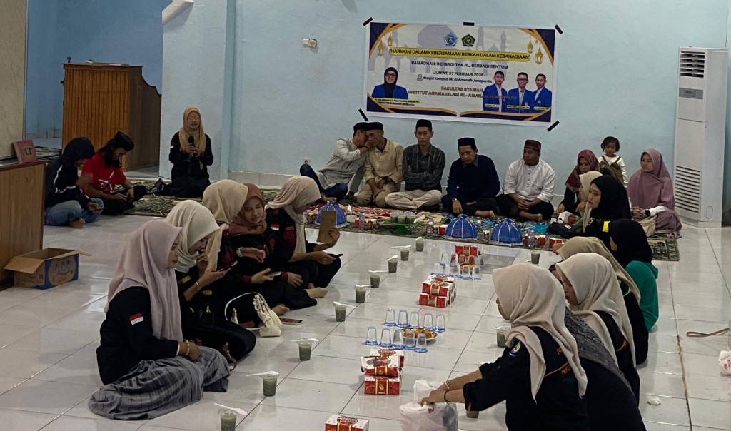 Perkuat Kepedulian Sosial Ramadan, Mahasiswa Institut Agama Islam Al-Amanah Jeneponto Berbagi Takjil