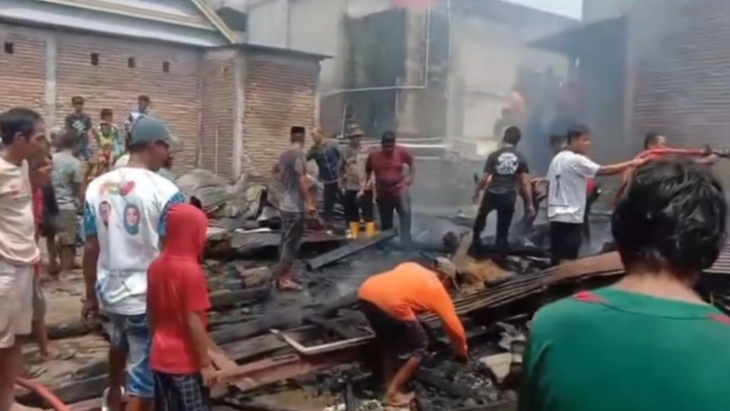 Diduga Korsleting Listrik, Dua Rumah Warga di Tarowang Jeneponto Ludes Terbakar