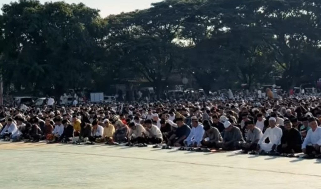 Bupati Jeneponto Salat Idul Fitri Bersama Ribuan Warga, Paparkan Pertumbuhan Ekonomi dan IPM