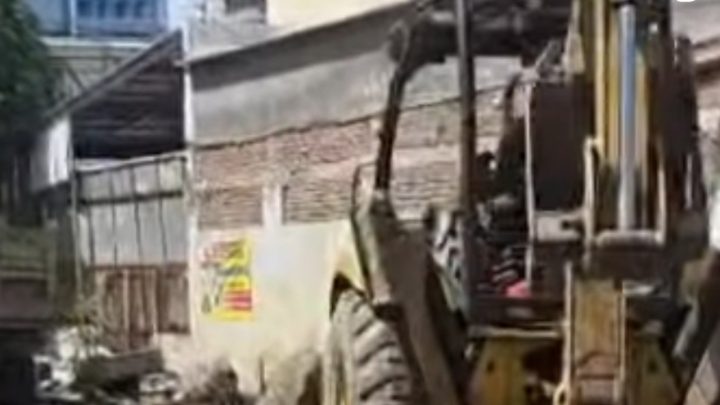 Satgas Dinas PU Makassar Gerak Cepat Bersihkan Sisa Material PKL di Bontoala dinas pu makassar