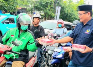Ramadhan 2026, Partai NasDem Makassar Bagikan Takjil untuk Masyarakat