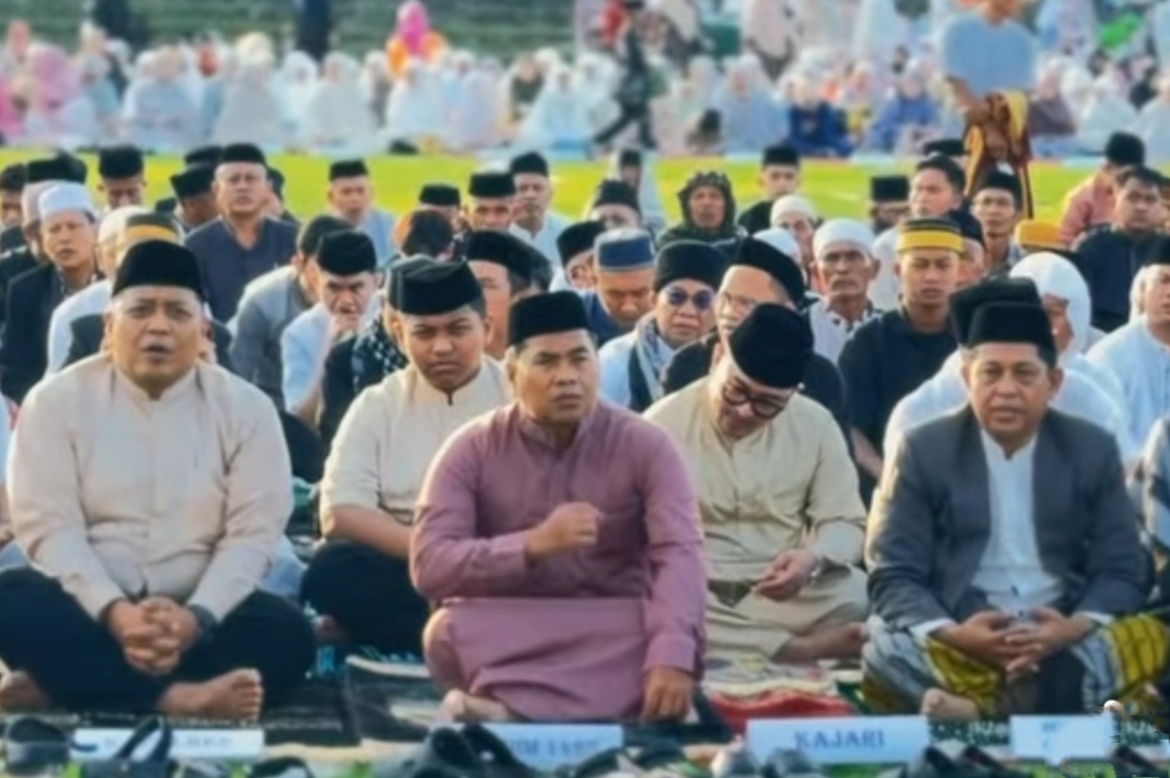 Bupati Jeneponto Salat Idul Fitri Bersama Ribuan Warga, Paparkan Pertumbuhan Ekonomi dan IPM