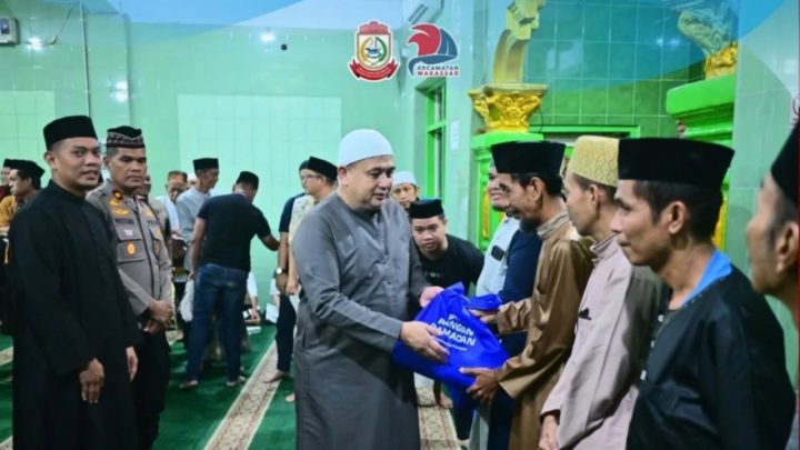 Camat Makassar Turut Dampingi Wali Kota Salat Subuh Berjamaah dan Pembagian Sembako Kecamatan makassar