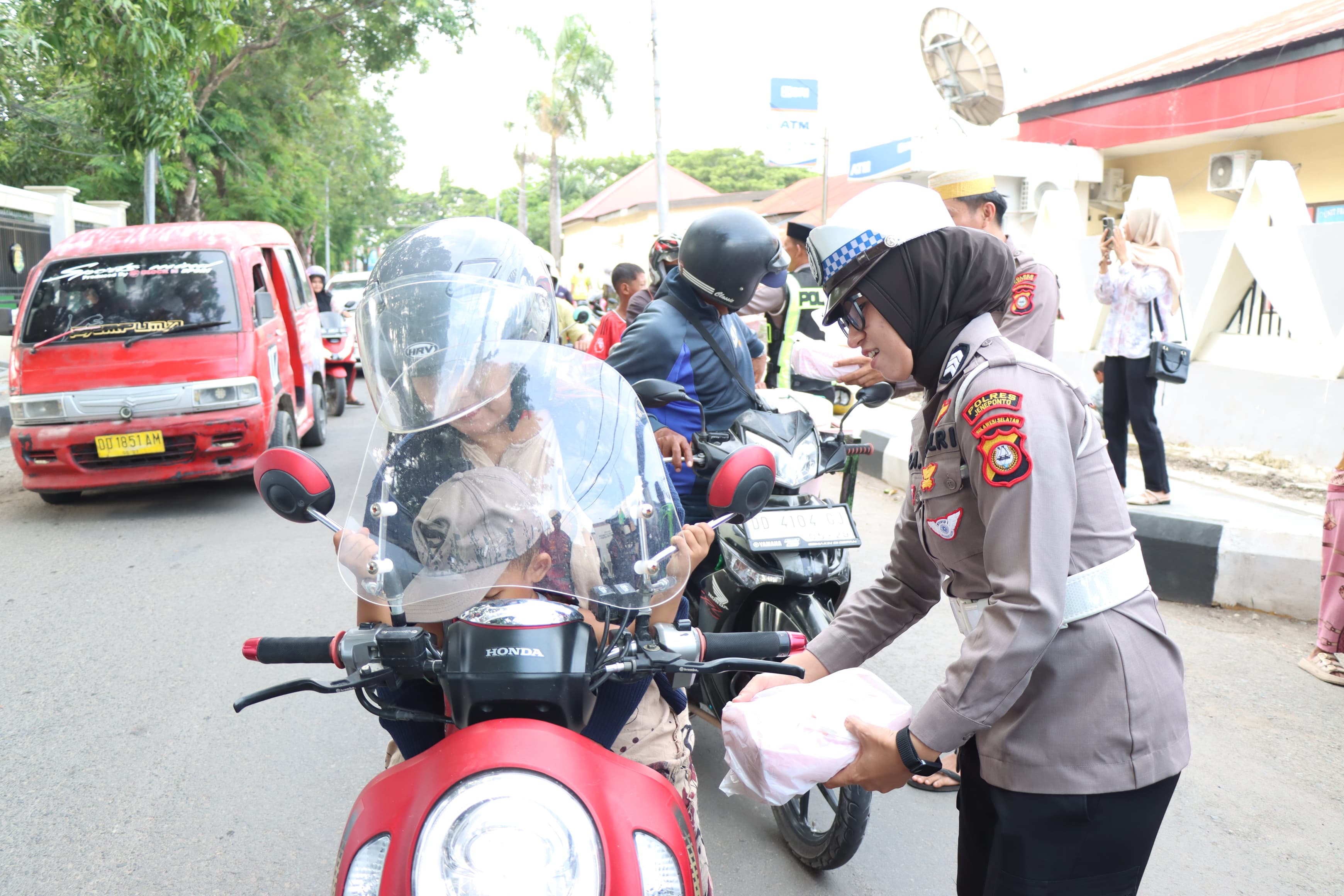 Satlantas Polres Jeneponto Bagikan Ratusan Paket Takjil, Wujud Kepedulian di Bulan Ramadhan