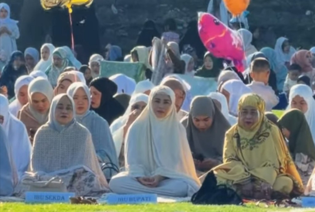 Bupati Jeneponto Salat Idul Fitri Bersama Ribuan Warga, Paparkan Pertumbuhan Ekonomi dan IPM
