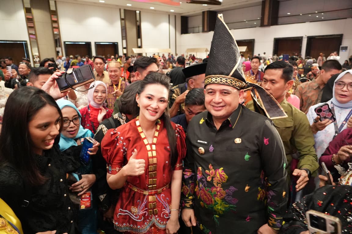 Sherly Tjoanda Tampil Memukau dengan Baju Bodo Modern di PSBM Makassar, Karya Kazaki Nusantara’s Attire