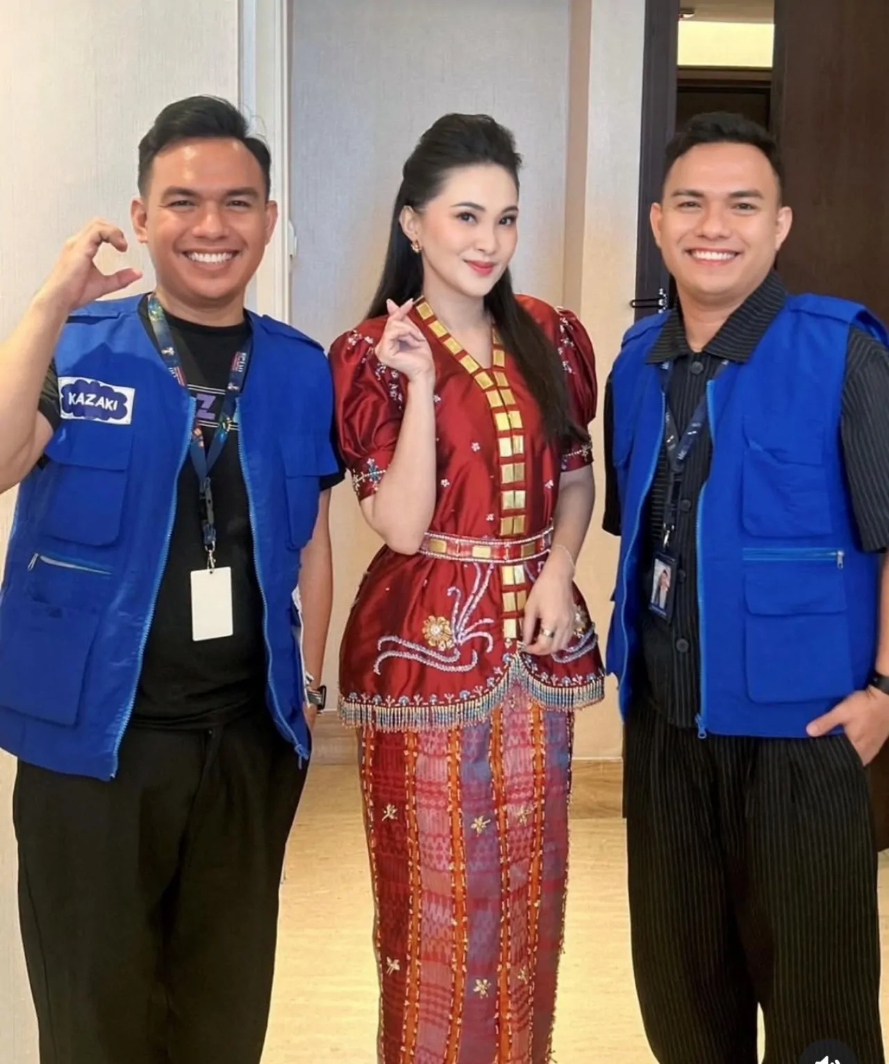 Sherly Tjoanda Tampil Memukau dengan Baju Bodo Modern di PSBM Makassar, Karya Kazaki Nusantara’s Attire