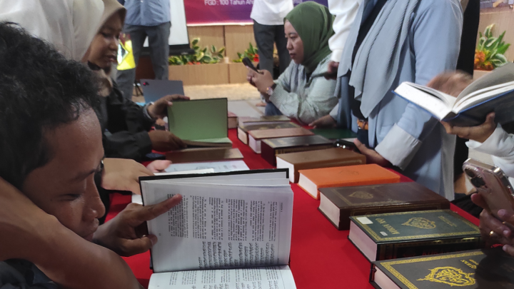 FGD dengan Jurnalis di Makassar, Ahmadiyah Pamerkan Alquran yang Mereka Pakai dan Diterjemahkan Ahmadiyah