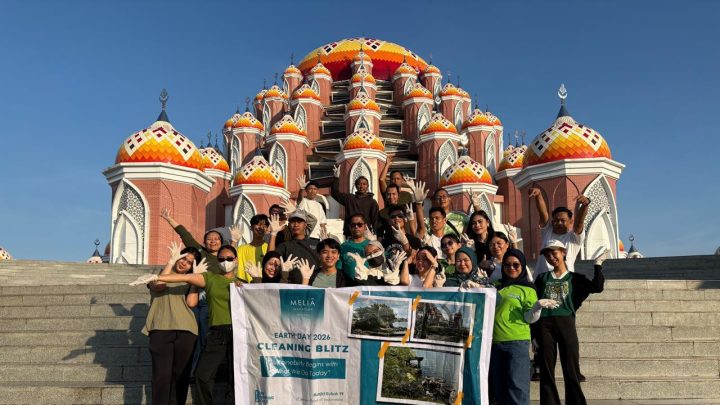 Peringati Hari Bumi, Melia Makassar Bersihkan Kawasan Masjid 99 Kubah Hari Bumi 2026
