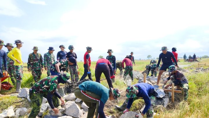 Satgas TMMD ke-128 Bersama Rakyat, Gotong Royong Wujudkan Akses Penghubung Dua Desa Satgas TMMD ke-128