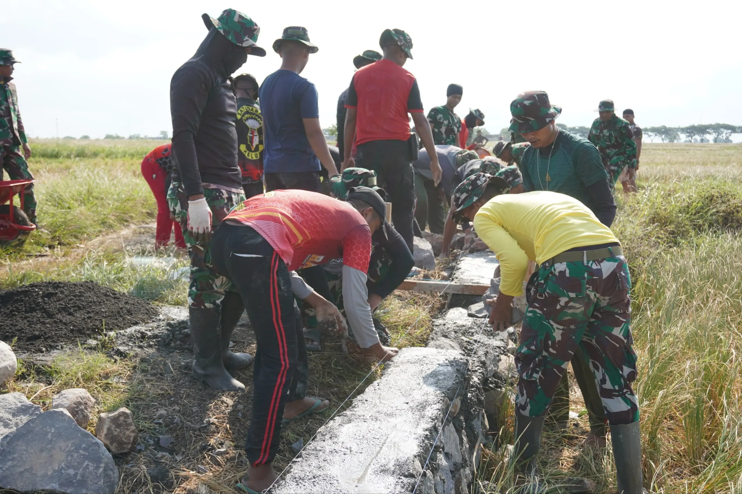Membangun Kekuatan, Membuka Jalan Kesejahteraan, Satgas TMMD ke-128 Bangun Talud, Jamin Infrastruktur Desa