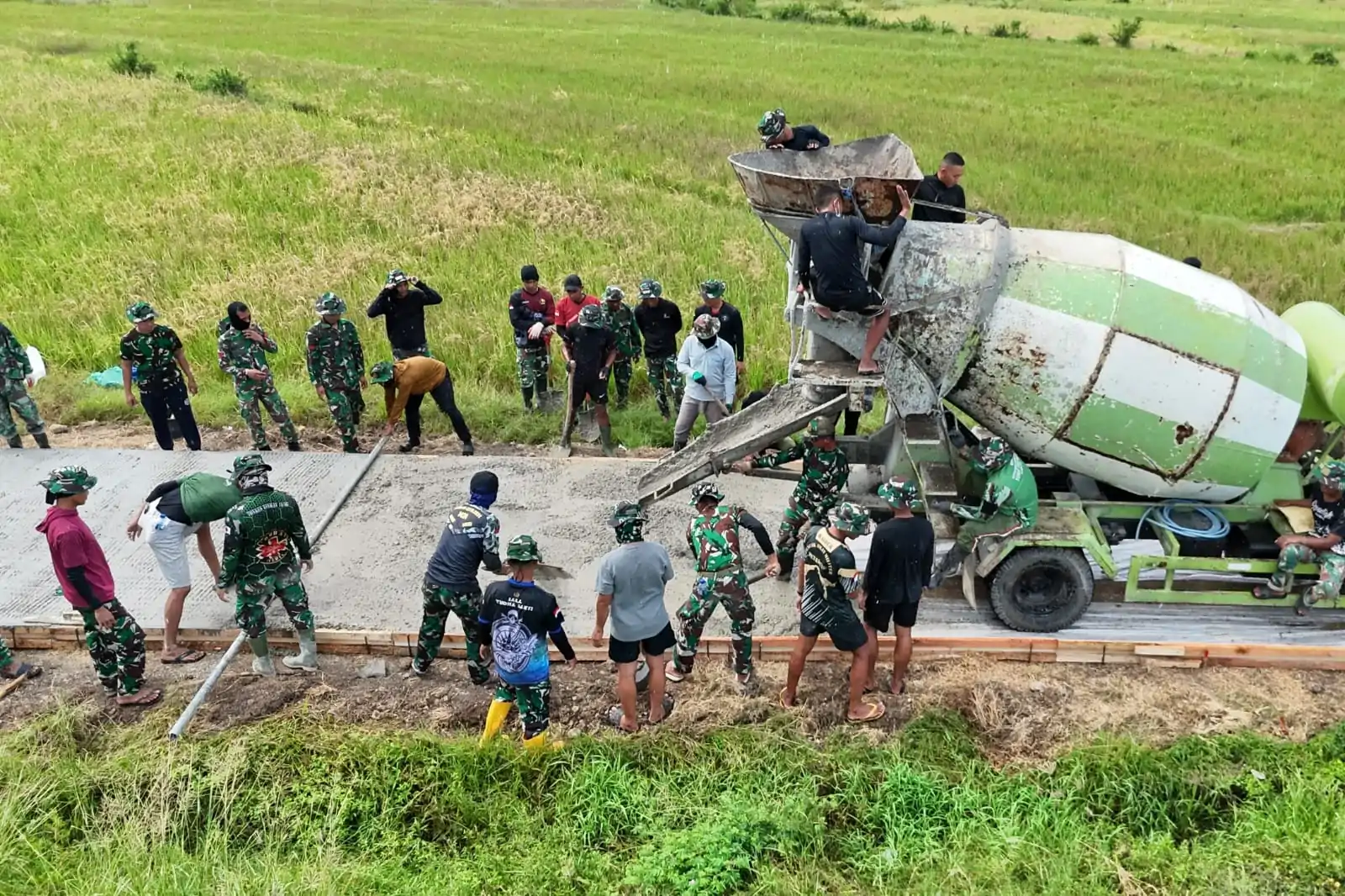 Membentuk Jejaran Harapan Masa Depan Petani, Jalan Rabat Beton TMMD ke-128 Makin Nyata