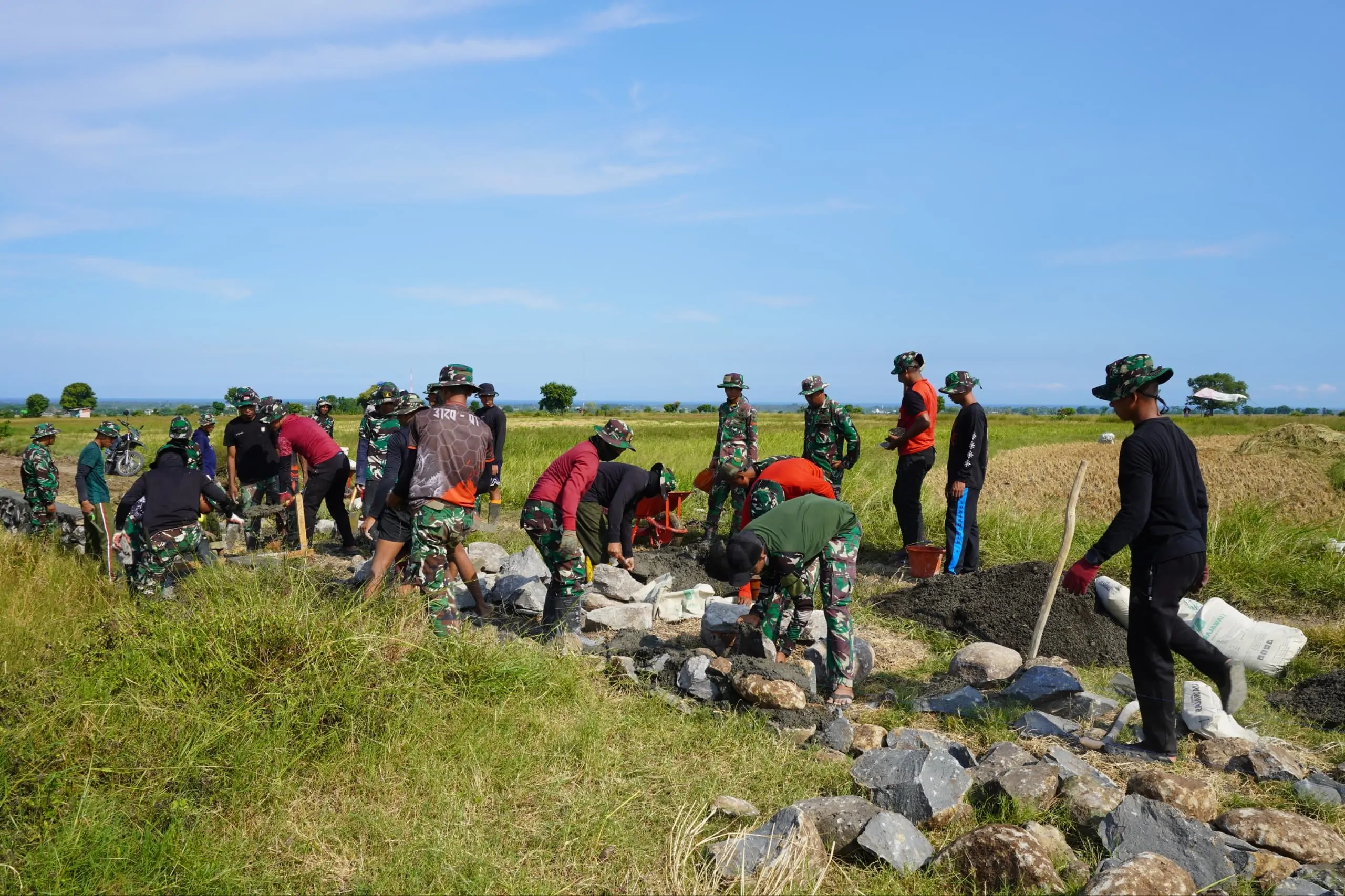 Satgas TMMD ke-128 Bersama Rakyat, Gotong Royong Wujudkan Akses Penghubung Dua Desa