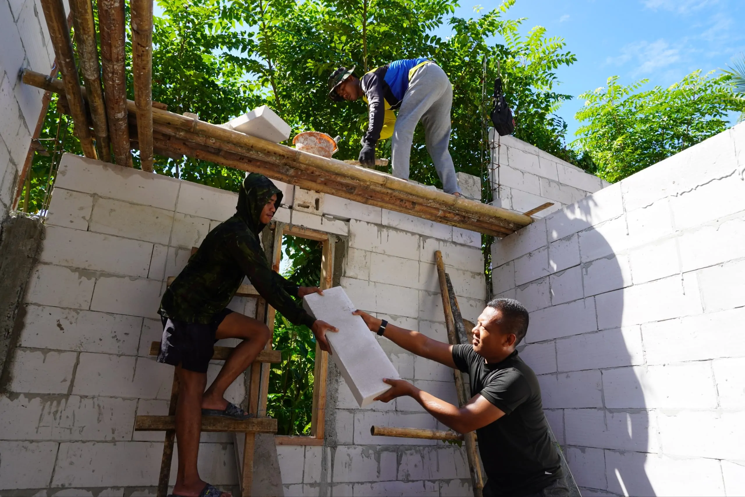 Dari Tangan TNI, Polri Bersama Rakyat Pembangunan RLH Menunjukkan Kemajuan