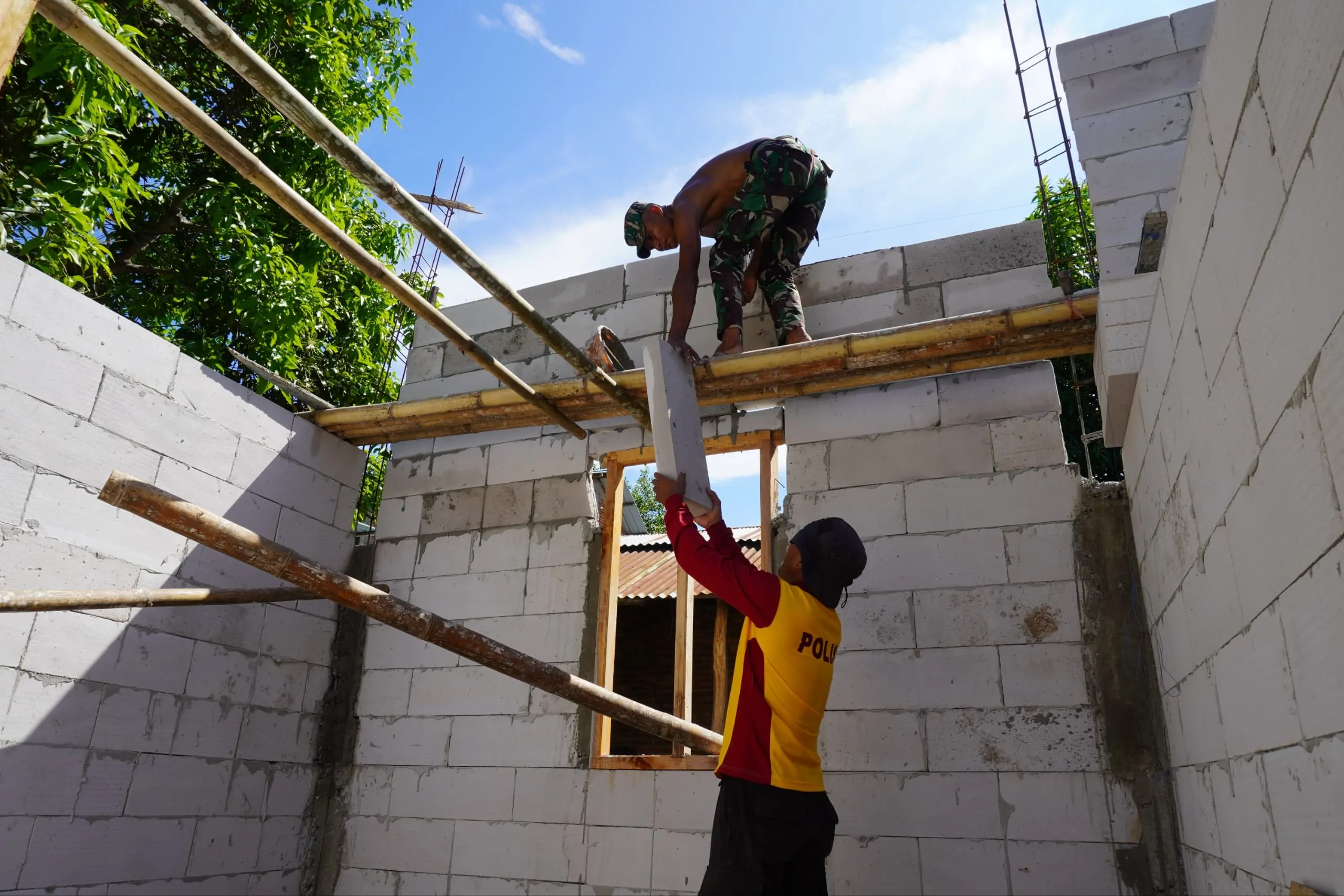 Dari Tangan TNI, Polri Bersama Rakyat Pembangunan RLH Menunjukkan Kemajuan