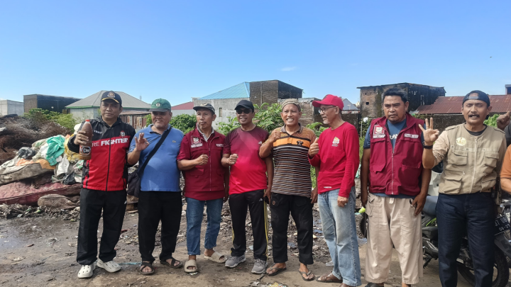 Damkar dan DLH Makassar Kolaborasi Warga Lakukan Penyiraman Cairan Ecoenzym di TPA Antang Damkar