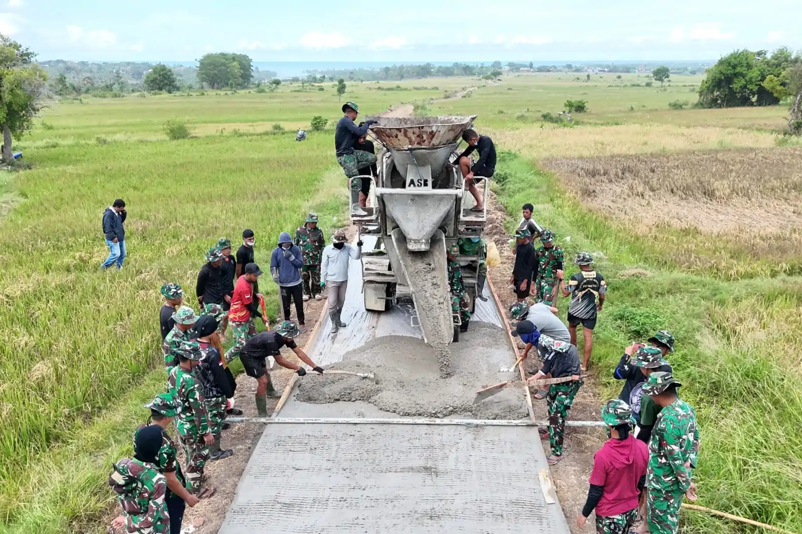 Membentuk Jejaran Harapan Masa Depan Petani, Jalan Rabat Beton TMMD ke-128 Makin Nyata