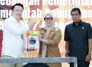 Bupati Barru Serahkan Laporan Keuangan 2025, Targetkan Opini Terbaik dari BPK