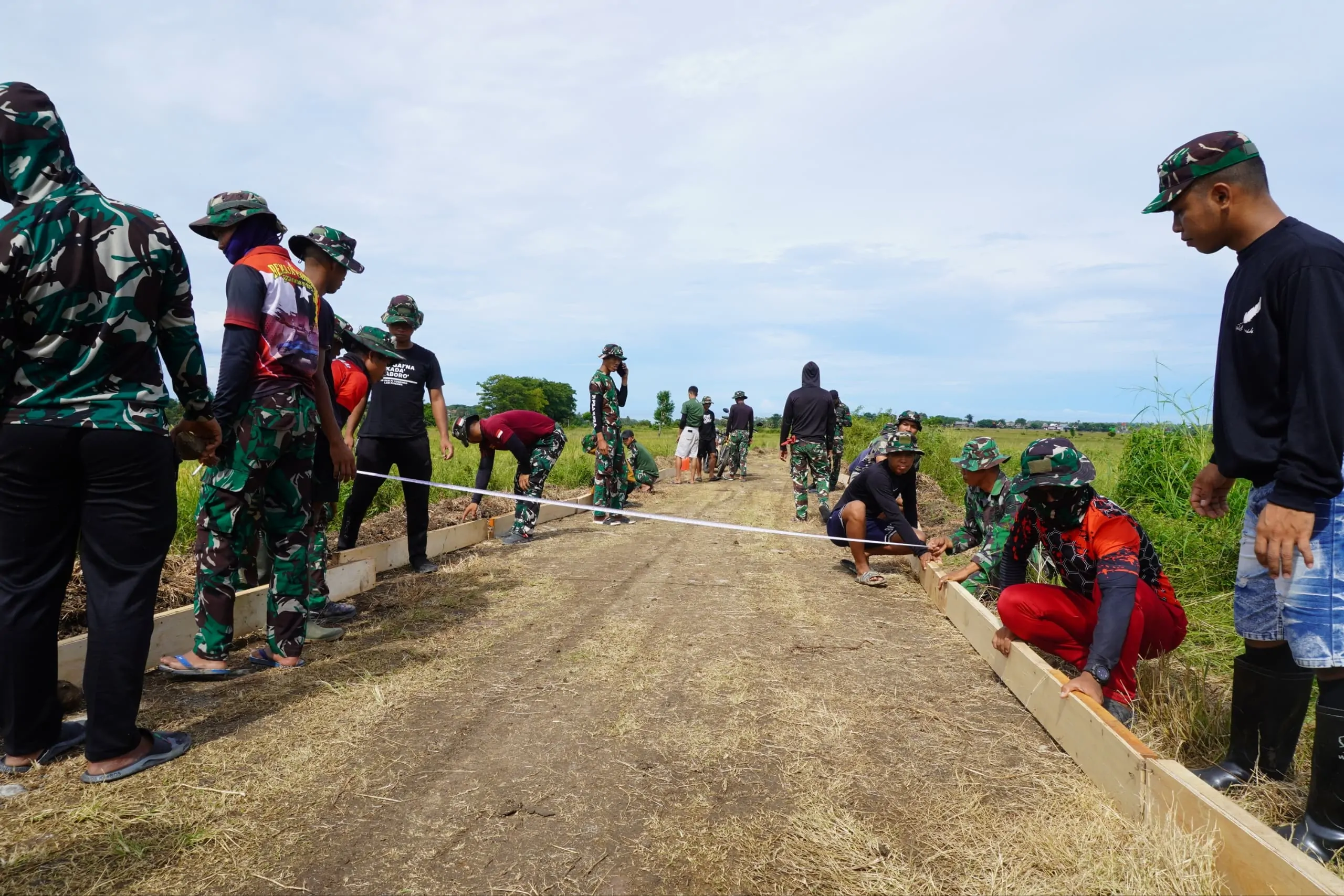 Membentuk Jejaran Harapan Masa Depan Petani, Jalan Rabat Beton TMMD ke-128 Makin Nyata