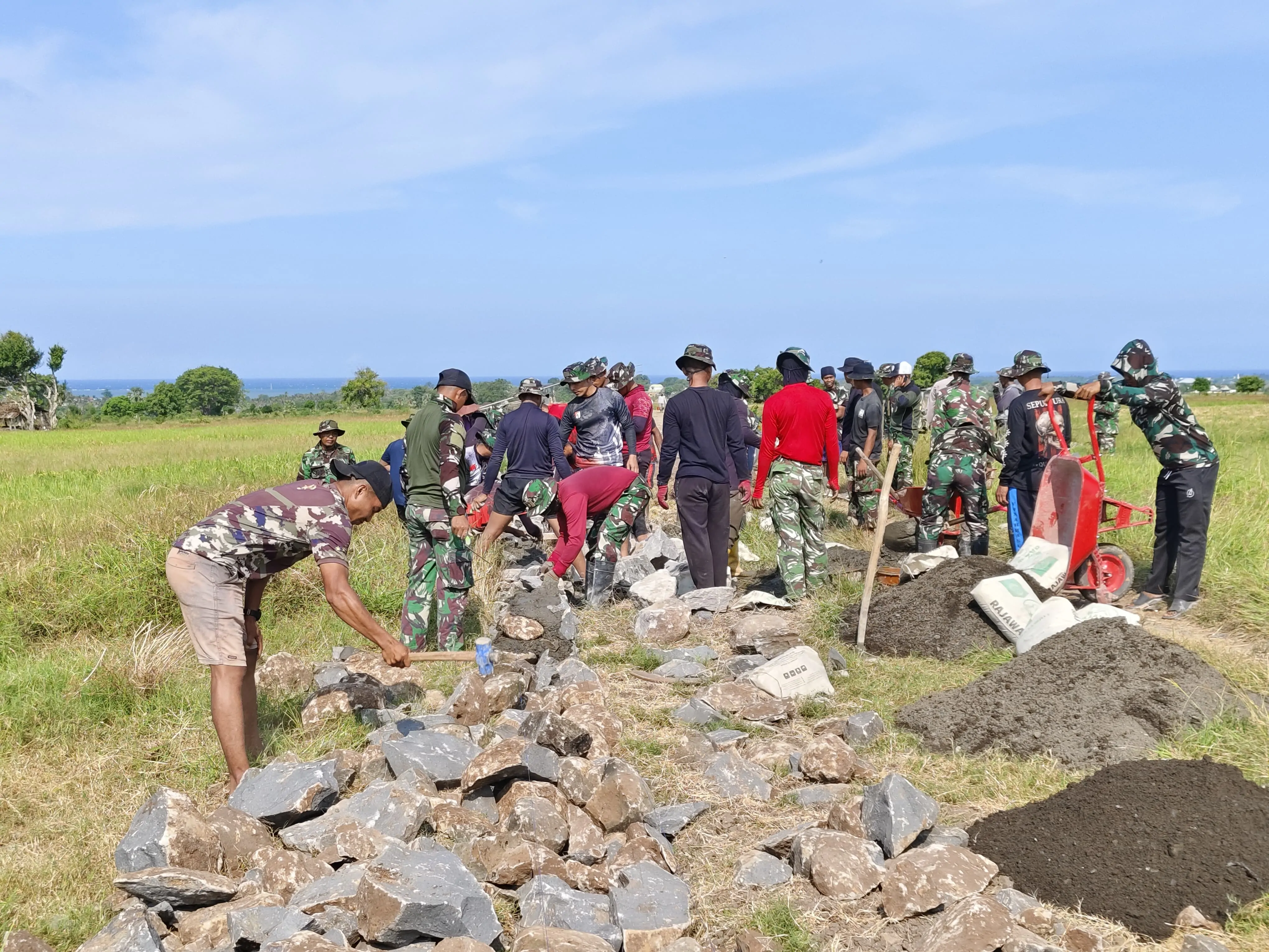Satgas TMMD ke-128 Bersama Rakyat, Gotong Royong Wujudkan Akses Penghubung Dua Desa