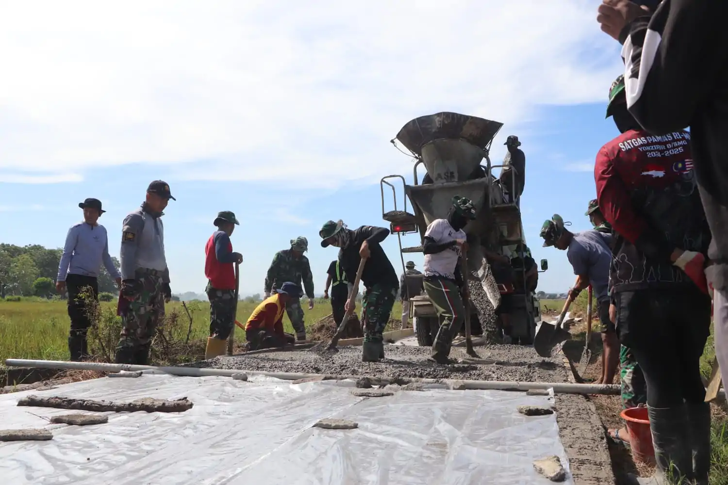 Sinergi TNI dan Masyarakat Percepat Akses Vital Penghubung Desa di Jeneponto