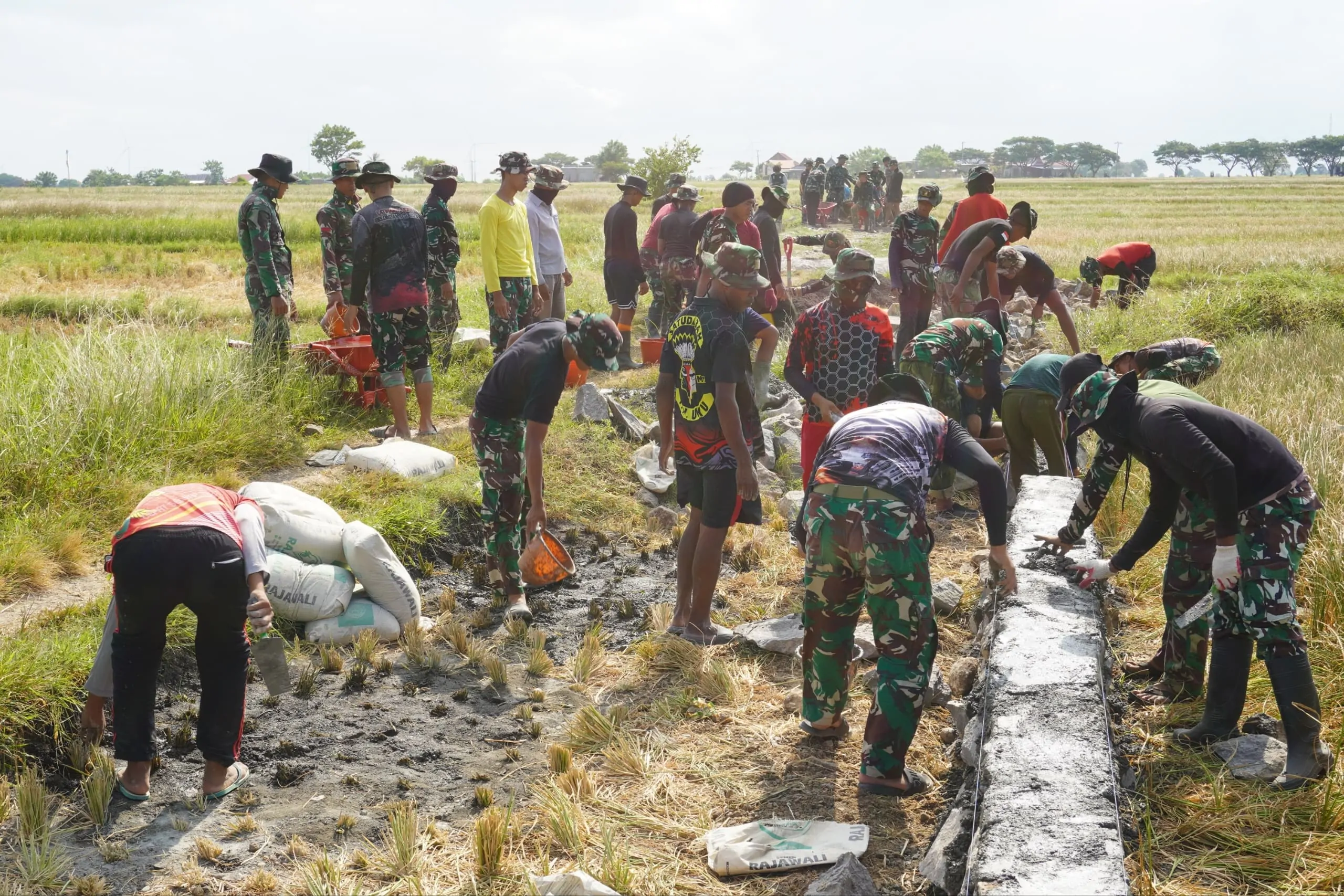 Satgas TMMD ke-128 Bersama Rakyat, Gotong Royong Wujudkan Akses Penghubung Dua Desa