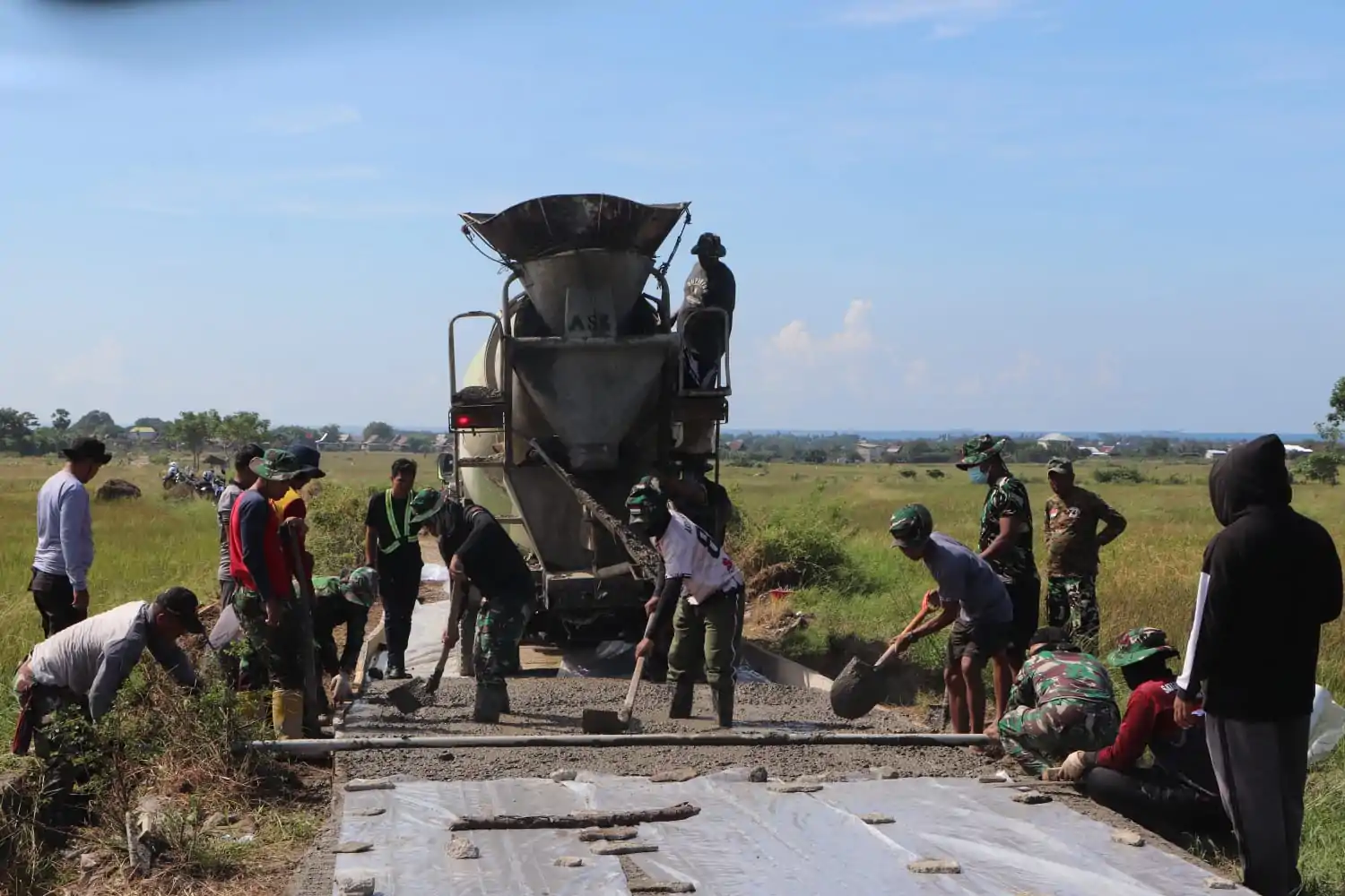Sinergi TNI dan Masyarakat Percepat Akses Vital Penghubung Desa di Jeneponto